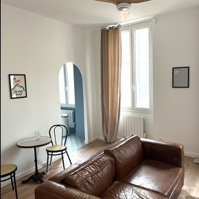 Une pièce dans un immeuble de rapport à Marseille, après rénovation