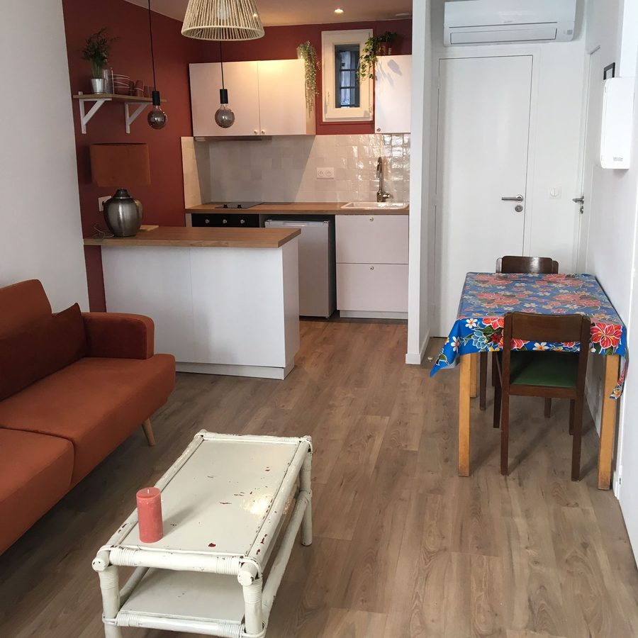 Le séjour dans un T2 marseillais, après rénovation